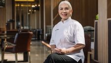 Petty Elliott membawa kecintaannya yang mendalam terhadap warisan kuliner Indonesia ke Bejana, merayakan cita rasa, tradisi, dan kisah autentik melalui hidangan yang berakar pada kekayaan dan keberagaman Nusantara.