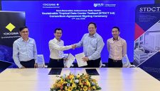 (kiri ke kanan) Mr. Joshua Kyaw Zwa and Mr. Kin Wah Chay of Yokogawa Engineering Asia, and Prof. Lee Poh Seng dan Mr. Ian Loo of NUS pada agreement signing ceremony.