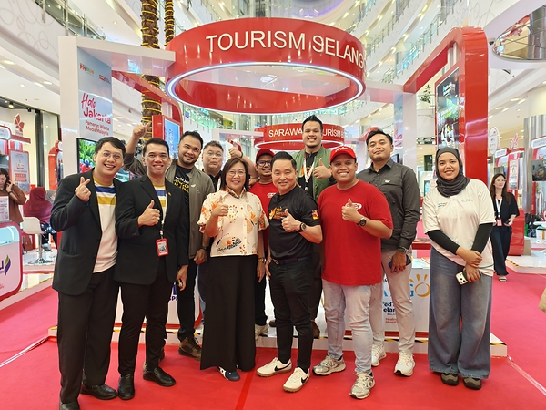Perwakilan Tourism Selangor berfoto bersama di Pameran Kesehatan Malaysia (MHX) Indonesia 2026 di Jakarta, mempromosikan inisiatif Heal & Explore.