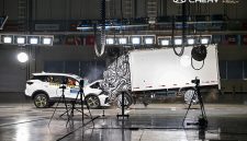 TIGGO7 undergoes a public crash test at the CHERY Brand Safety Challenge.